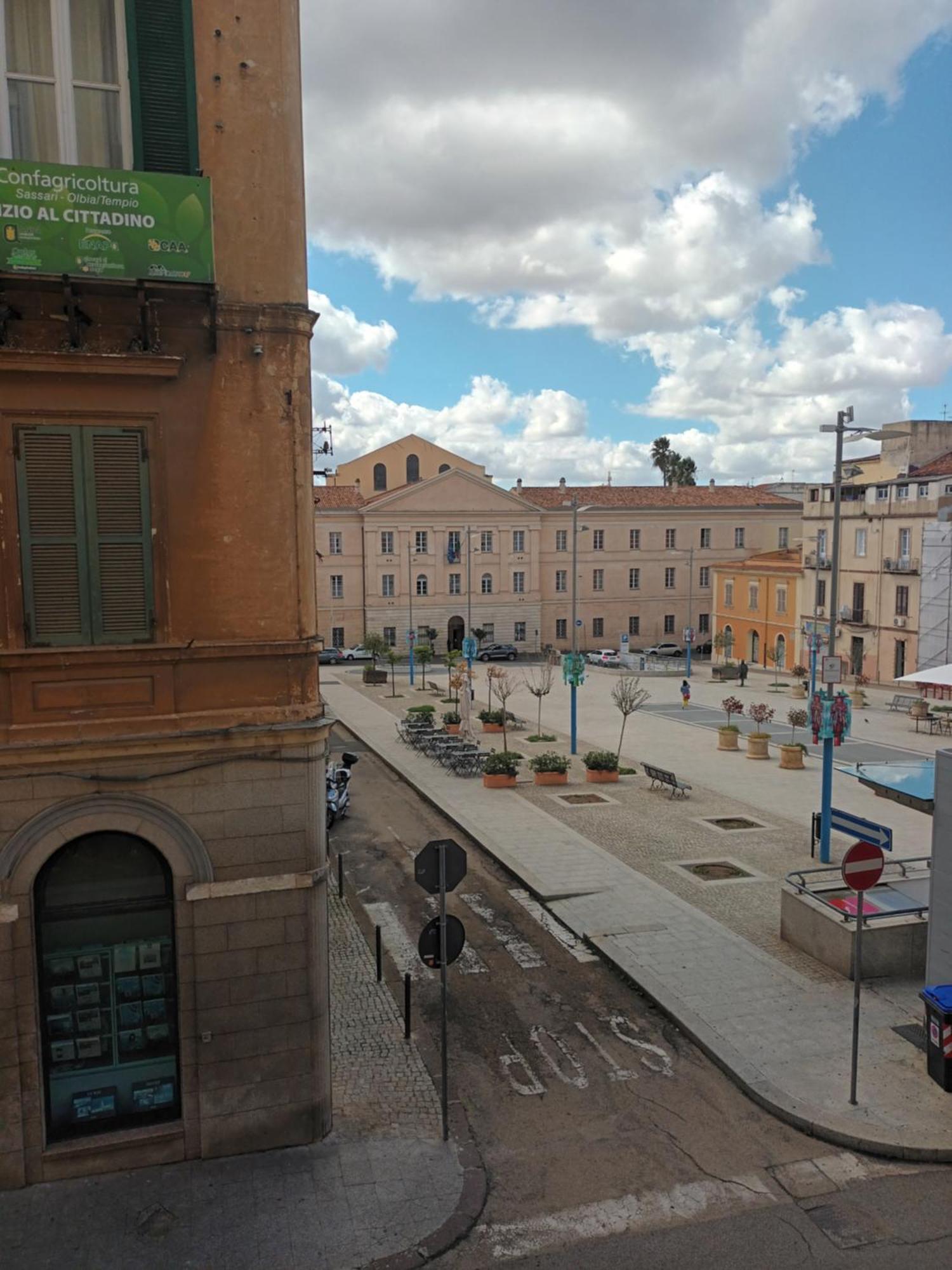 B&B Le Finestre Su Via Cavour Sassari Buitenkant foto